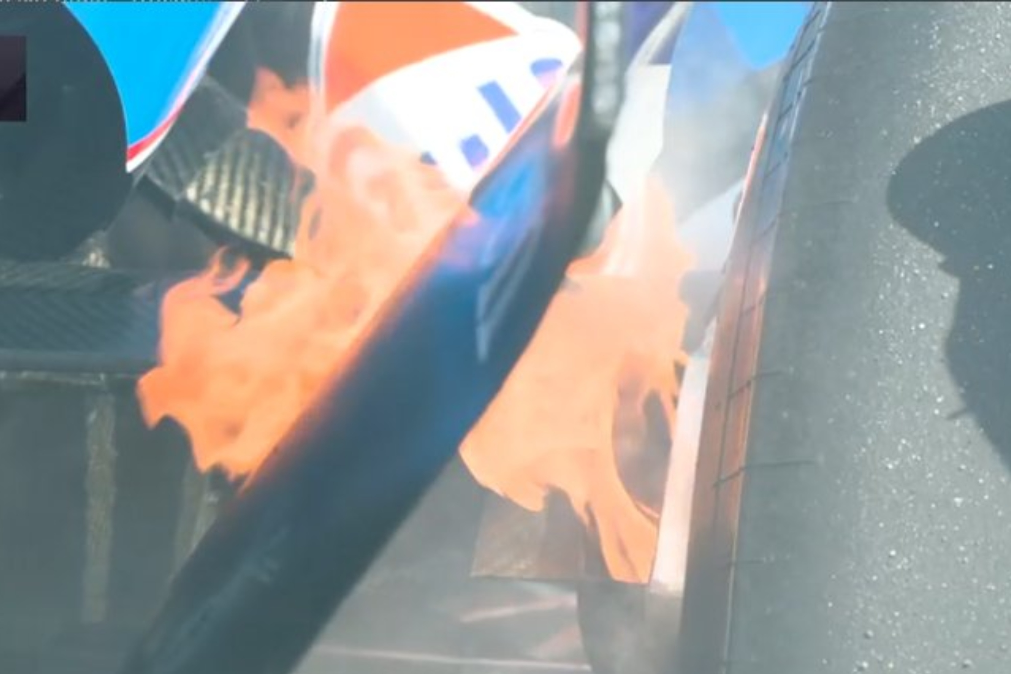 Fuego en los frenos traseros del Williams de Sainz. F1TV/ CAPTURA