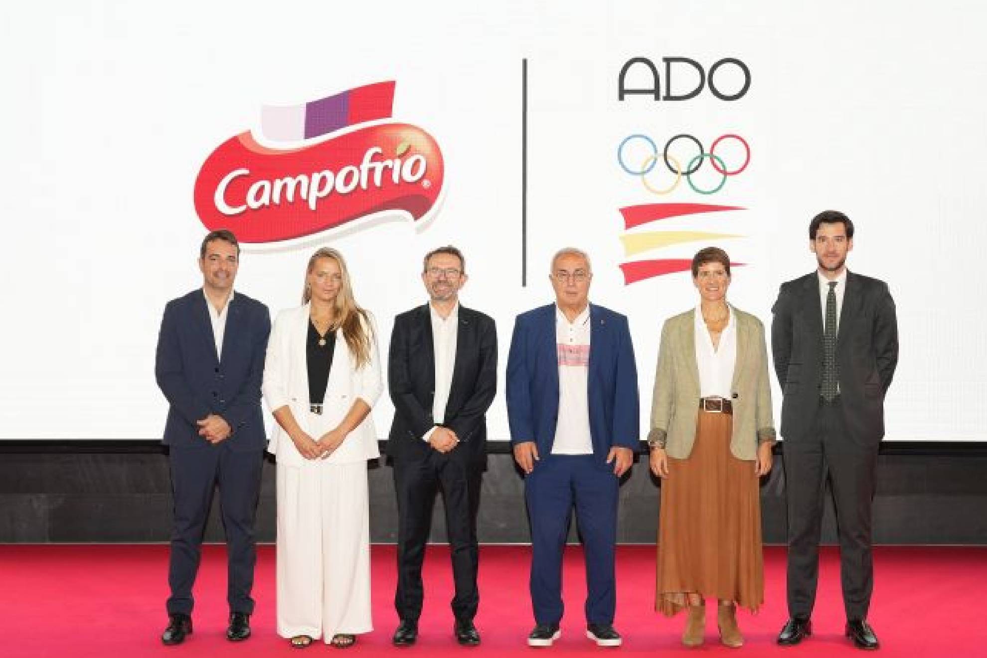 Foto de familia para sellar el acuerdo ADO y Campofrío en la sede del COE