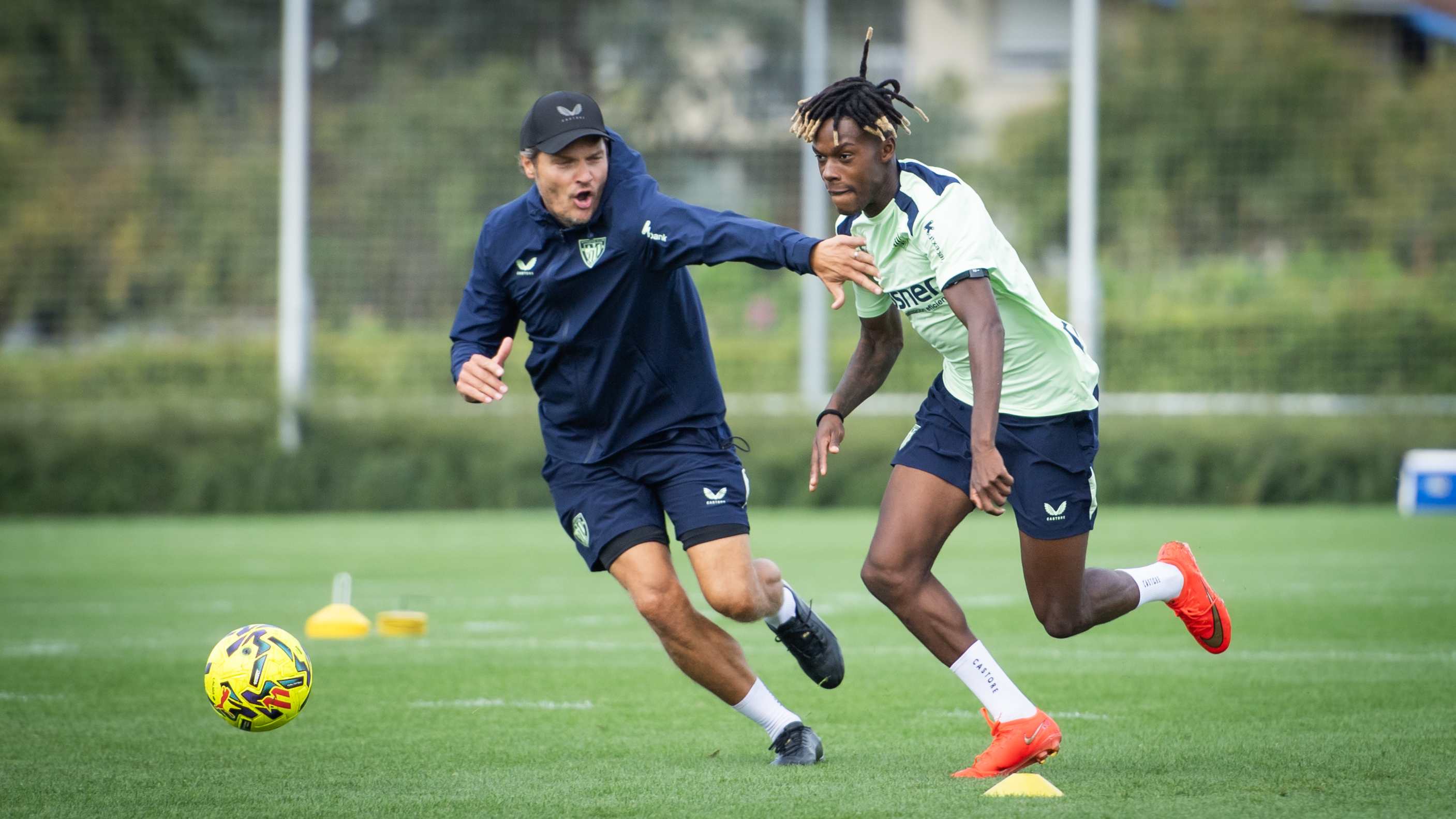 Terzic aprieta a Nico en un entrenamiento.