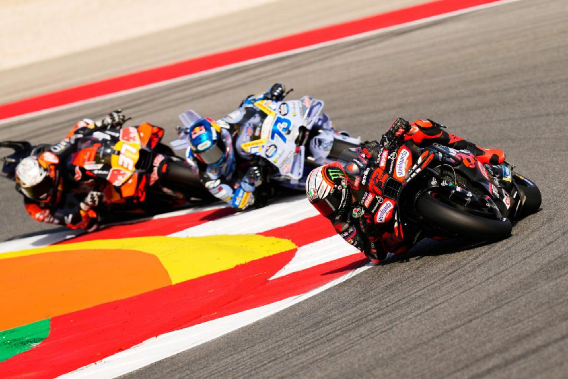 Marco Bezzecchi, Álex Márquez y Pedro Acosta durante el Gran Premio de Portugal 2025 en el circuito de Portimão.