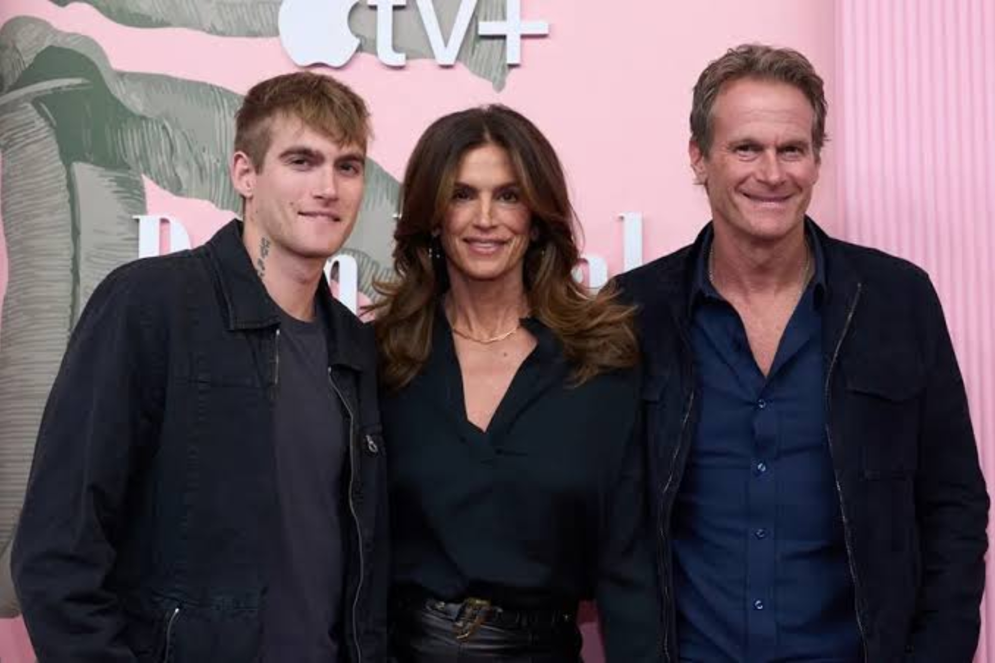 Presley Gerber izquierda, Cindy Crawford centro y Rande Gerber derecha EFE