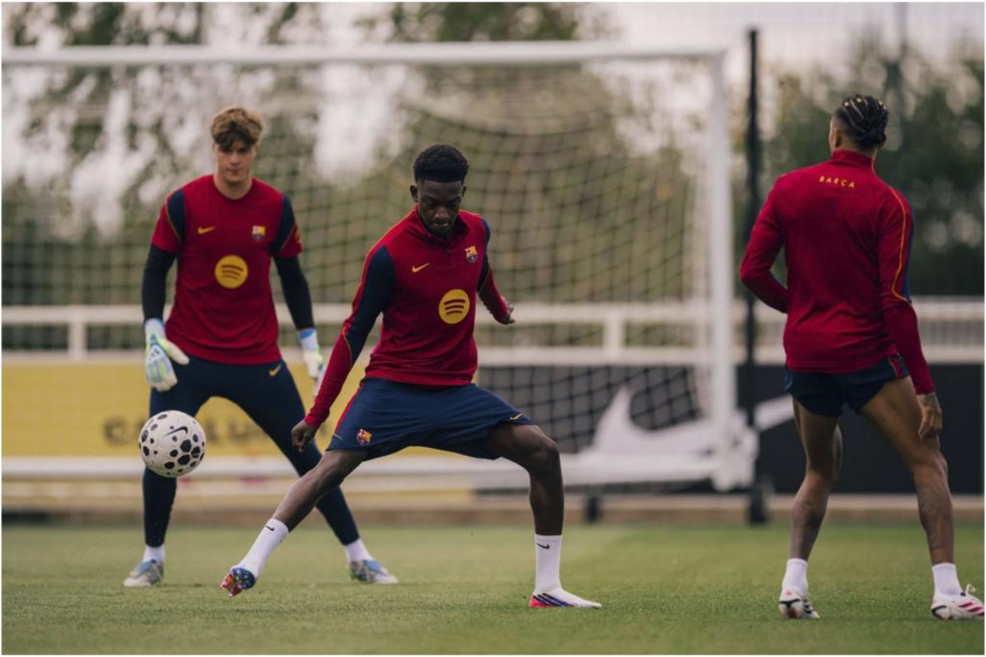 Bisiwu, durante un entrenamiento con el Barcelona. FC BARCELONA