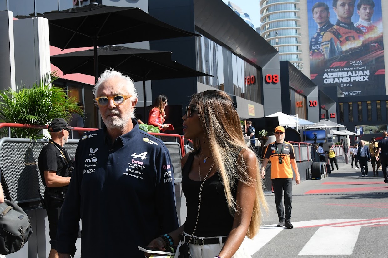 Briatore, en el 'paddock' de Bakú este jueves. REV RACING PRESS