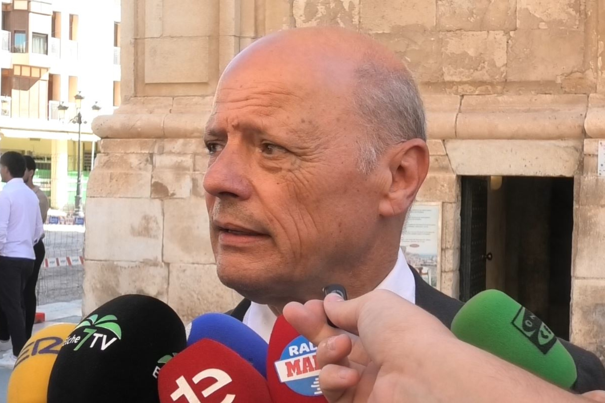 Joaquín Buitrago, presidente del Elche, atiende a los medios.