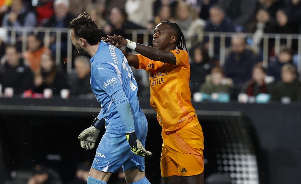 El empujón de Vinicius a Dimitrievski en Mestalla. FOTO CHEMA REY