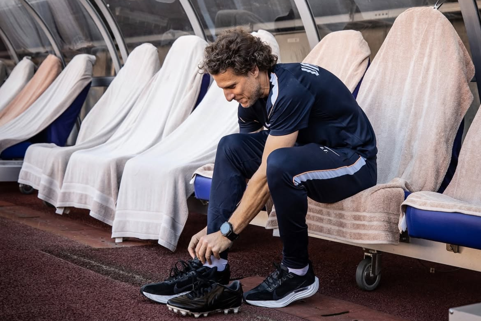 Diego Forlán, en el banquillo de Uruguay. INSTAGRAM