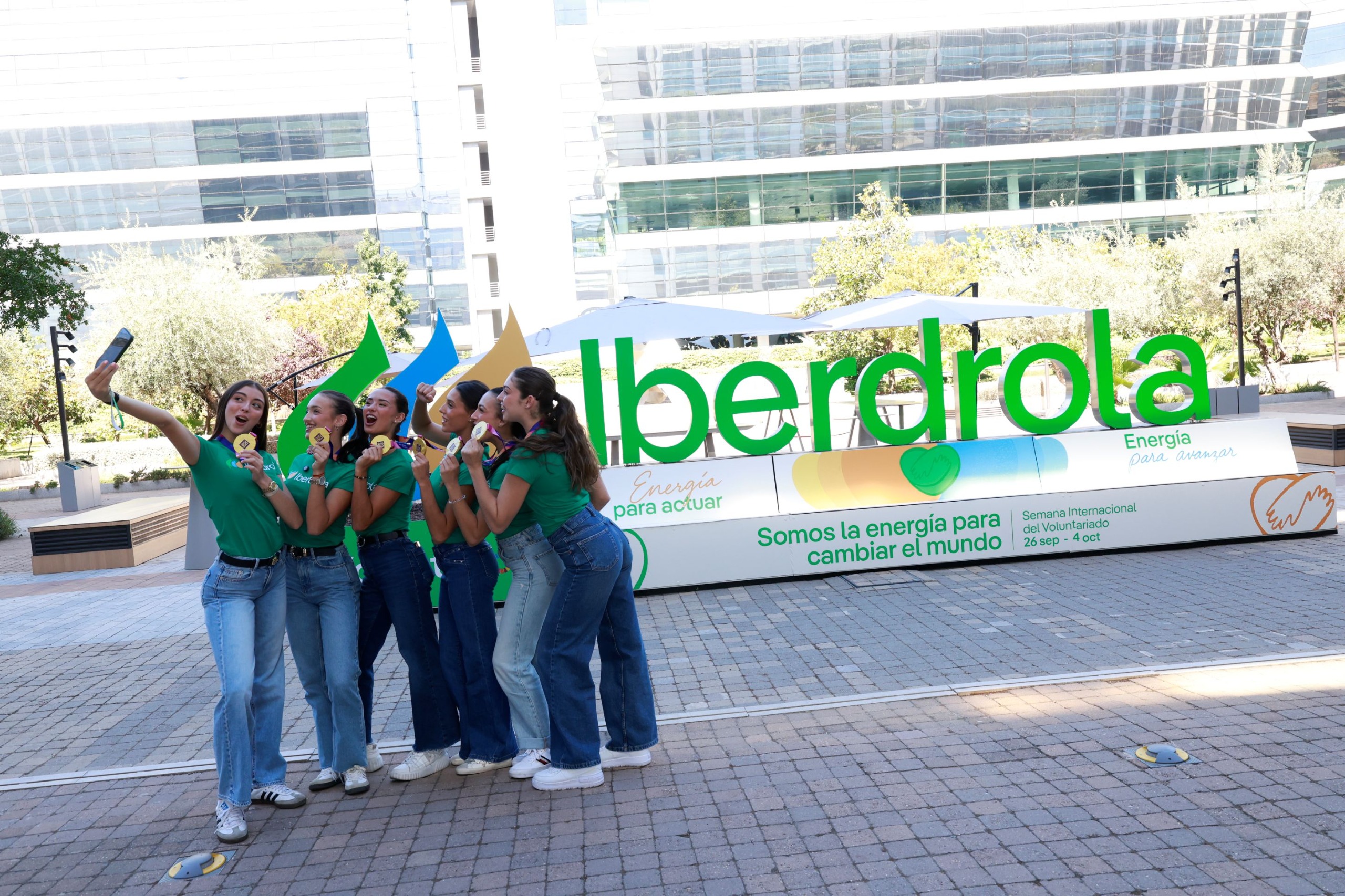 El equipo de gimnasia rítmica posa con el oro mundial en la sede de Iberdrola. Iberdrola.