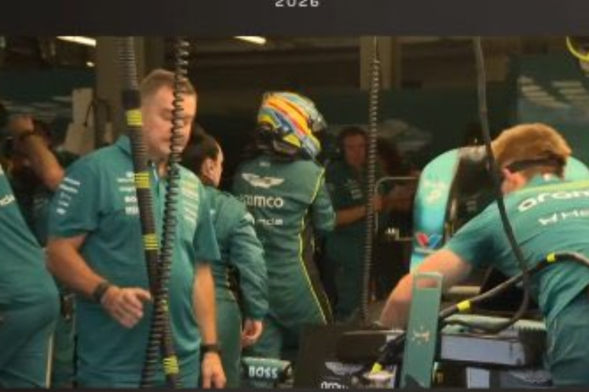 Alonso se baja del Aston Martin.