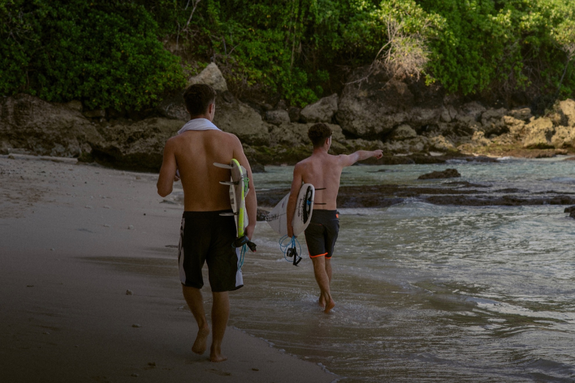 Conor y Dylan Donegan recorrieron Indonesia en busca de olas durante un mes. Anje Ferreiro