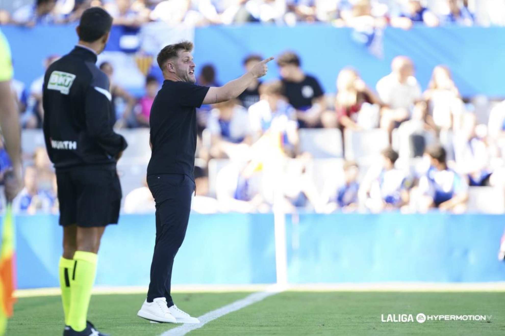 Ferran Costa, entrenador del Sabadell, da una indicación durante un partido. LALIGA