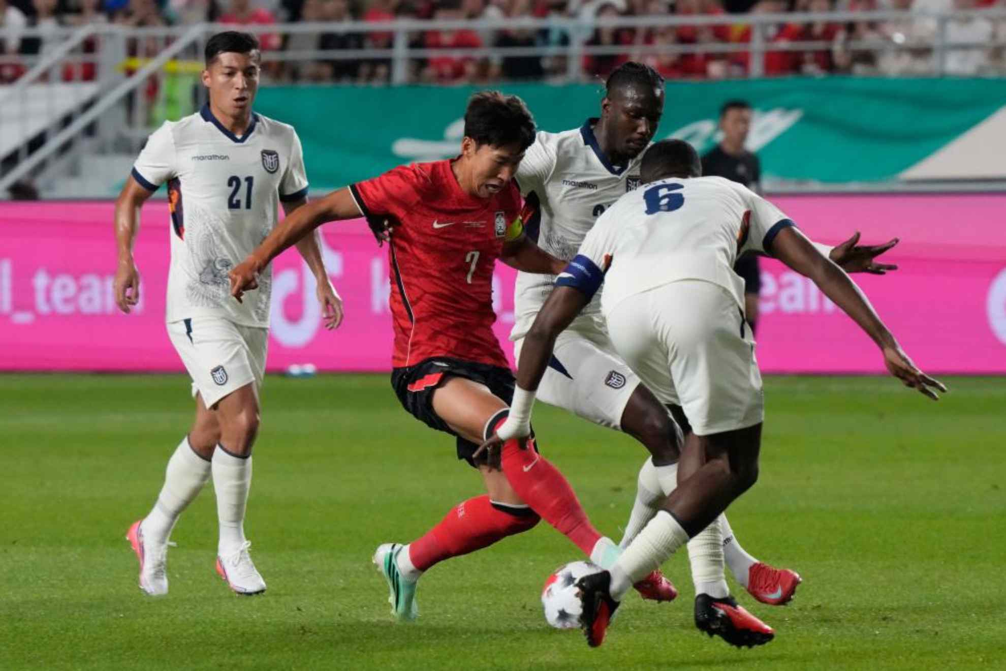 Heung-min Son controla un balón ante Pacho. LAPRESSE
