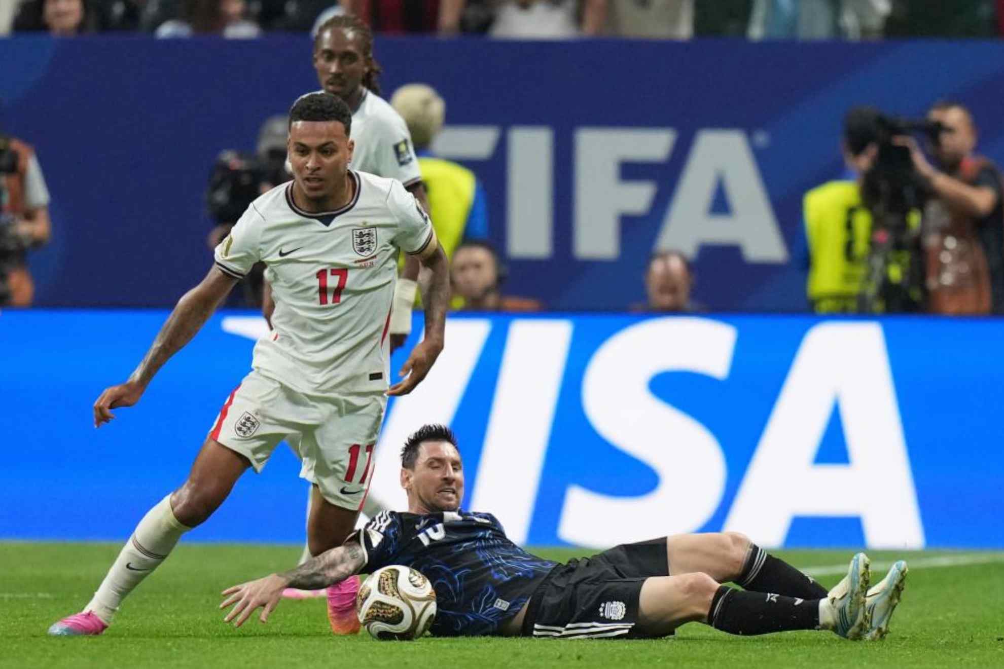 Morgan Rogers se lleva un balón ante Messi en la semifinal del pasado Mundial. LAPRESSE