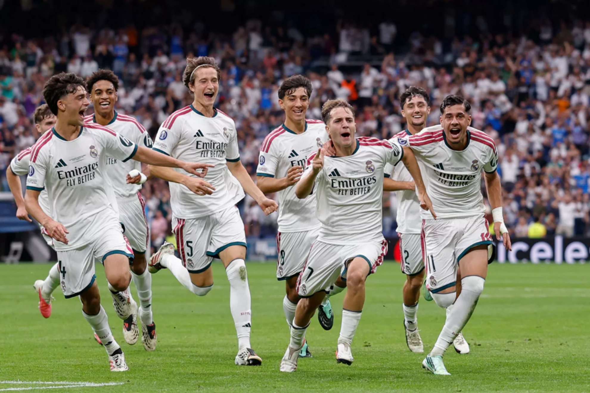 Yáñez, con el 7 en el pantalón, es perseguido por sus compañeros tras marcar en la Intercontinental. REALMADRID.COM