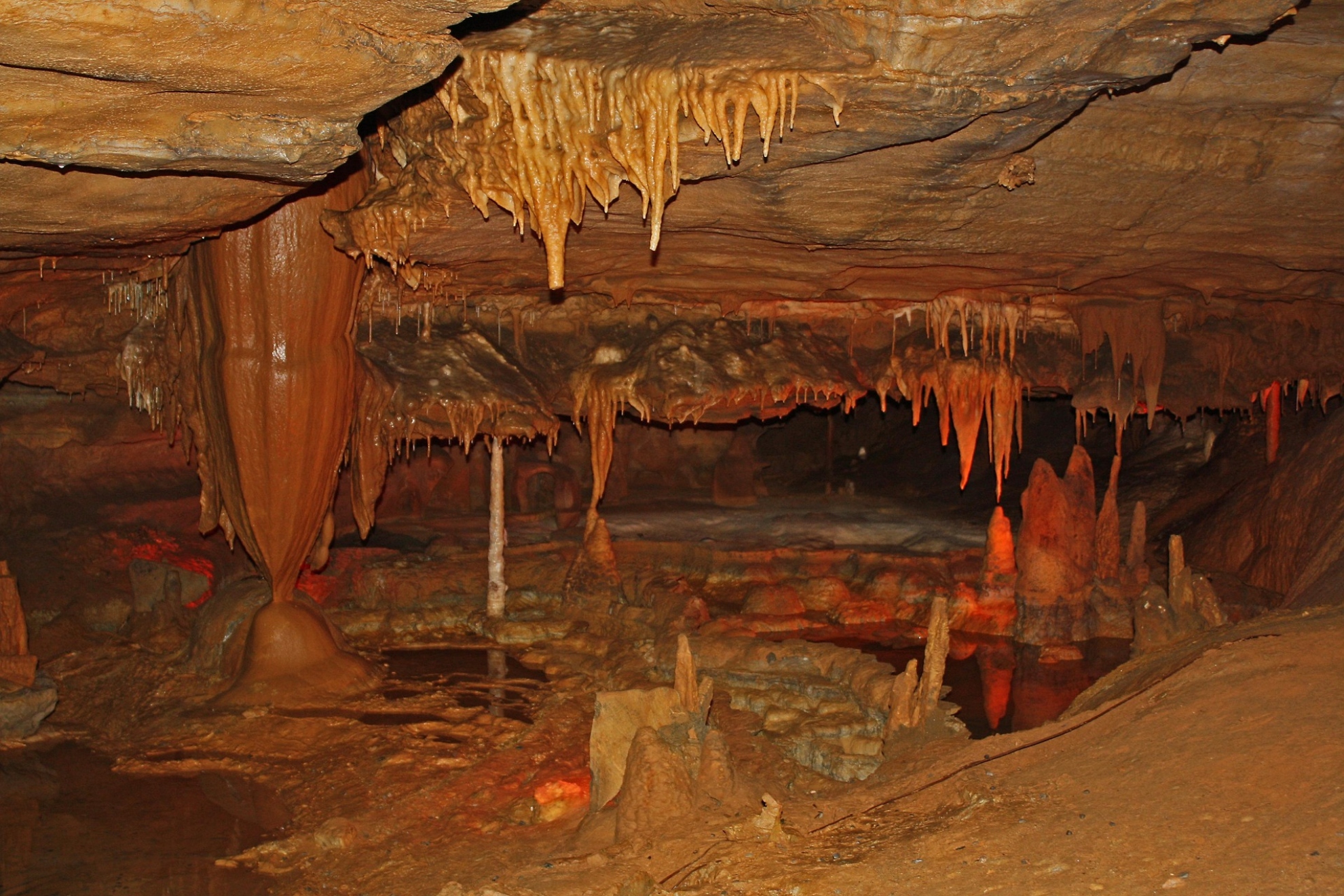 Imagen de recurso del interior de una cueva. Pixabay.