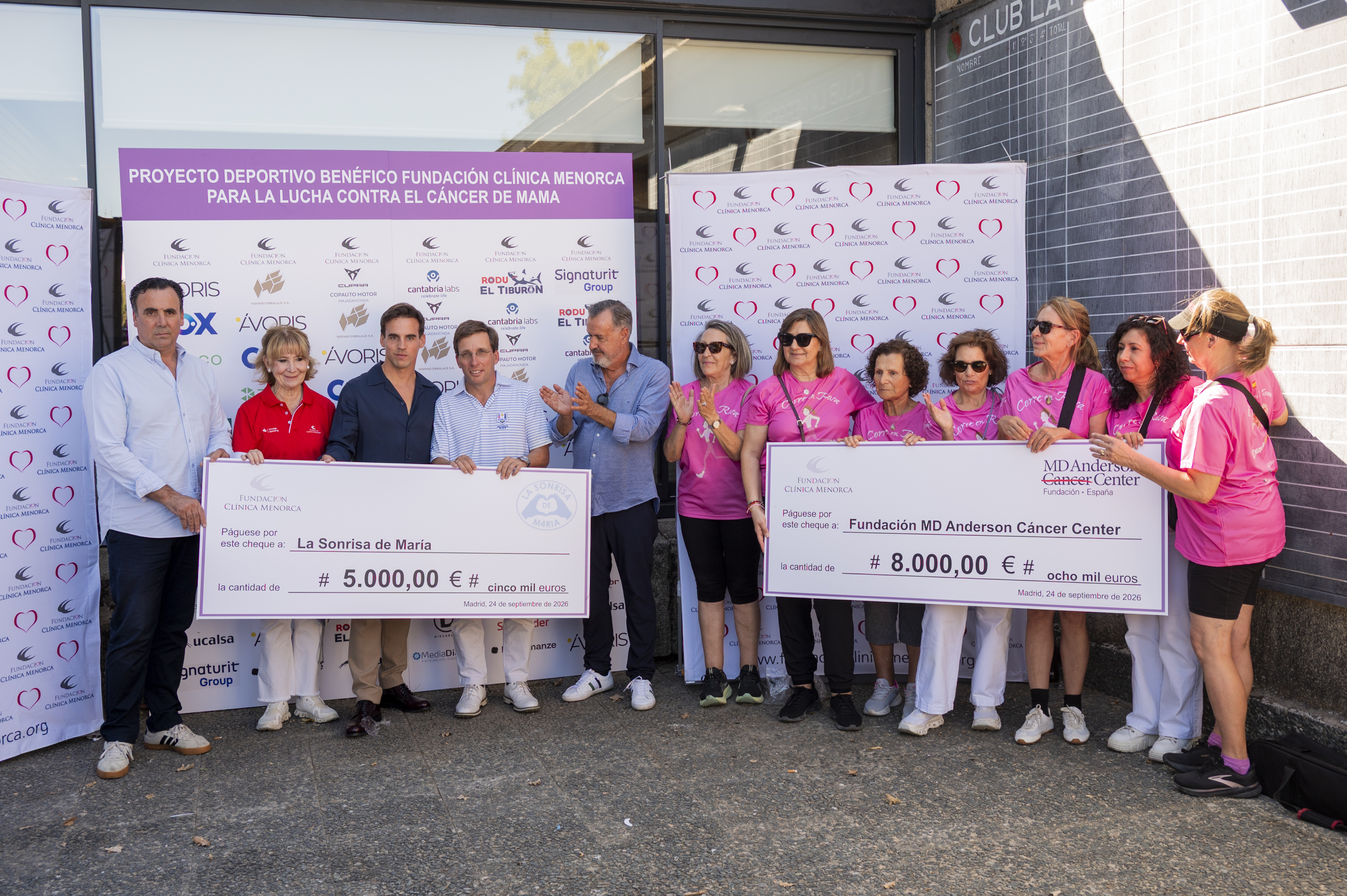 Las dos asociaciones benéficas, con la cantidad recaudada.