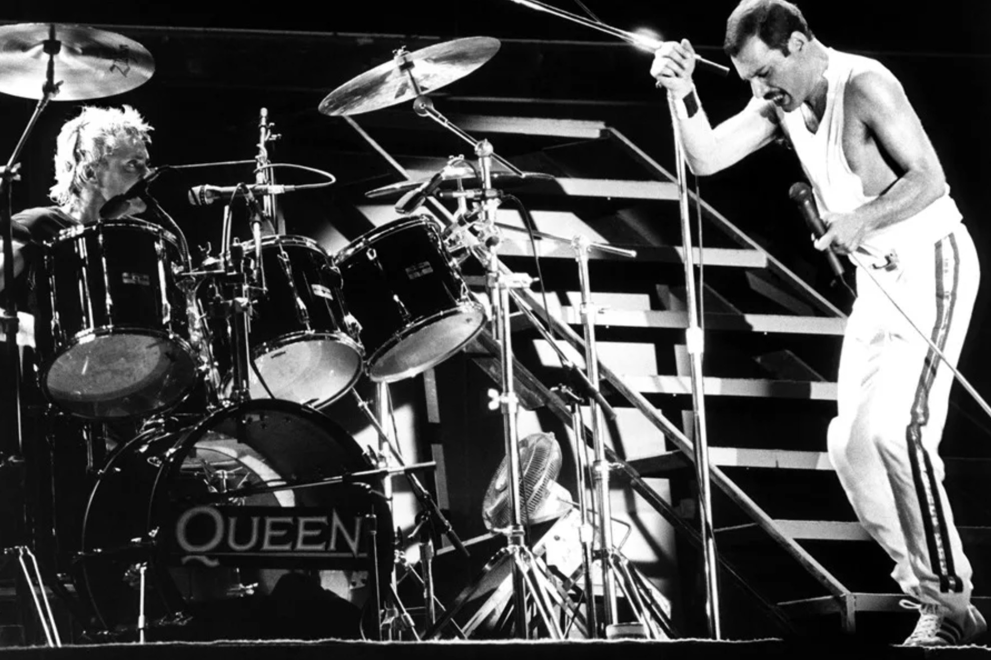 El piano Yamaha de Freddie Mercury y la icónica acústica de Oasis salen a subasta por cifras récord en Londres EFE