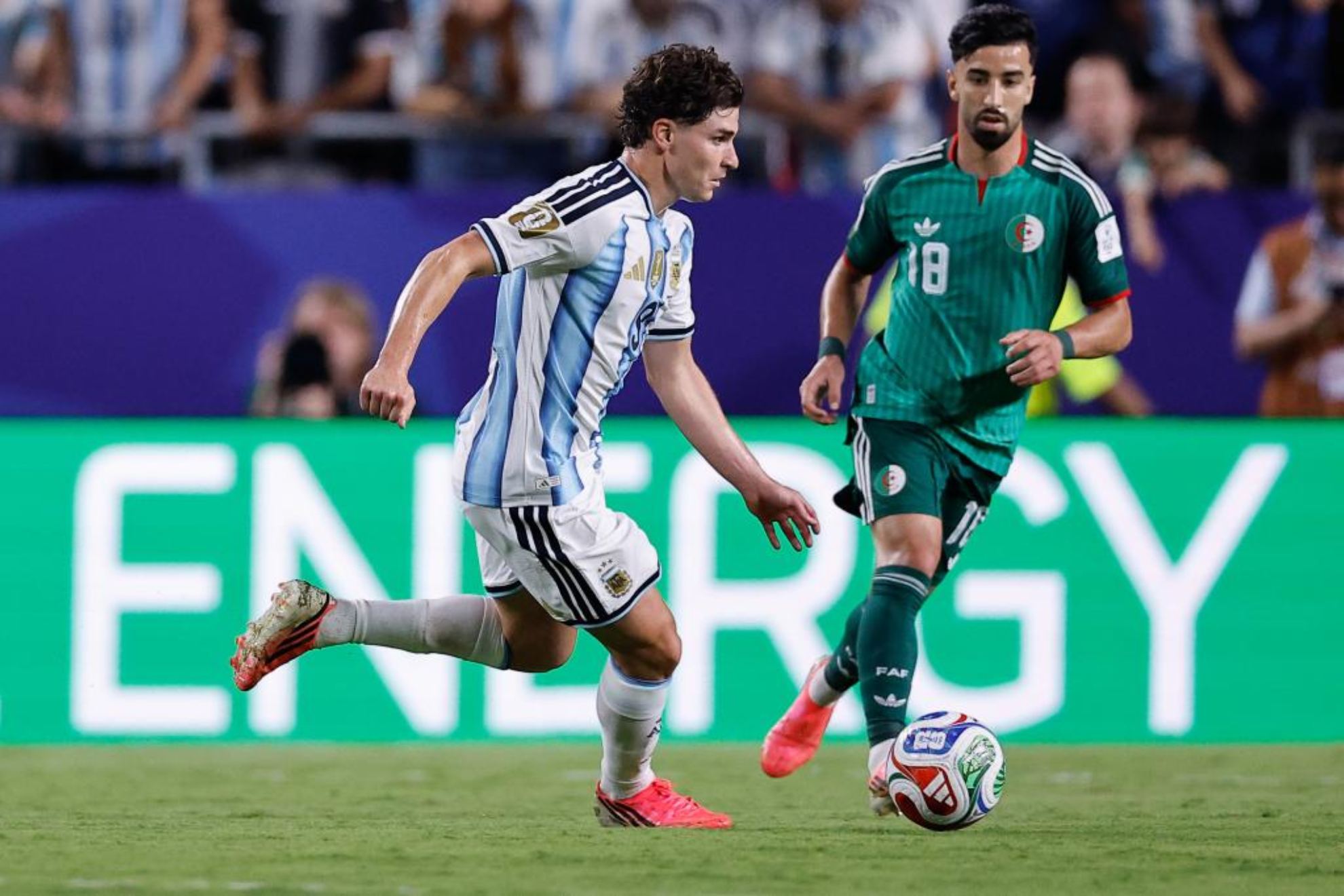 Julián, en un partido con Argentina.