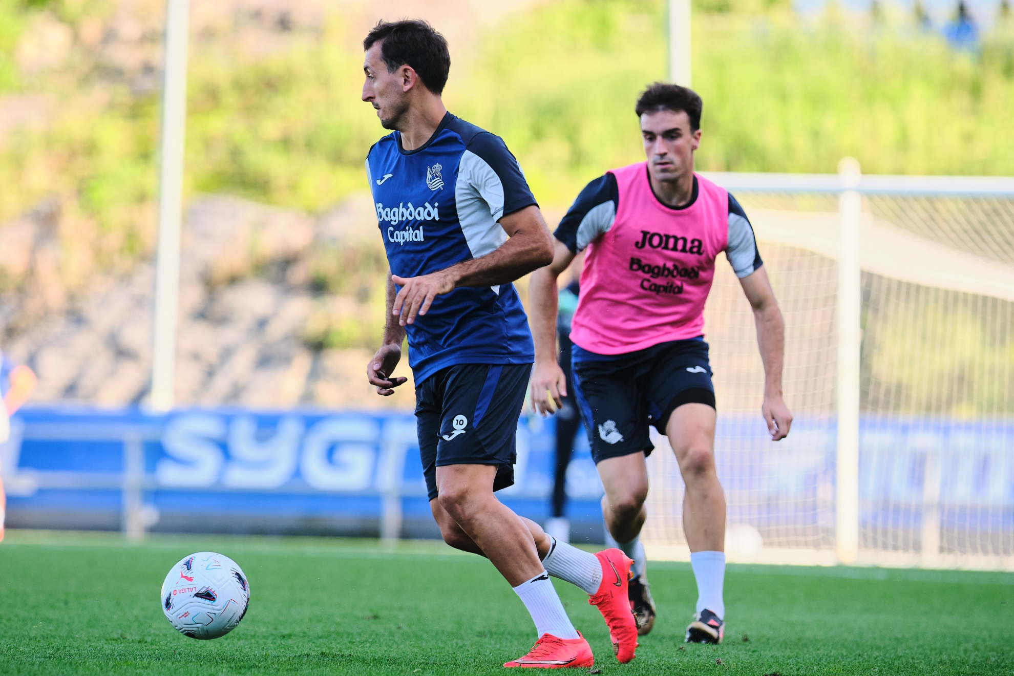 Luken Beitia defiende a Mikel Oyarzabal en un entrenamiento con la Real. REAL SOCIEDAD