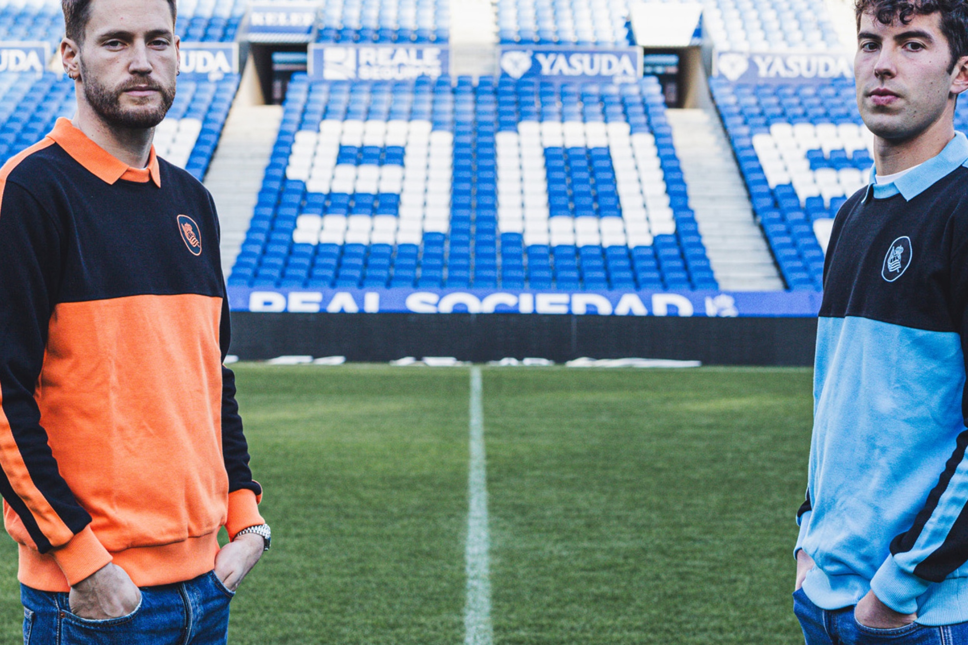Álex Remiro y Unai Marrero, con las camisetas homenaje a Arconada que vistieron. REAL SOCIEDAD