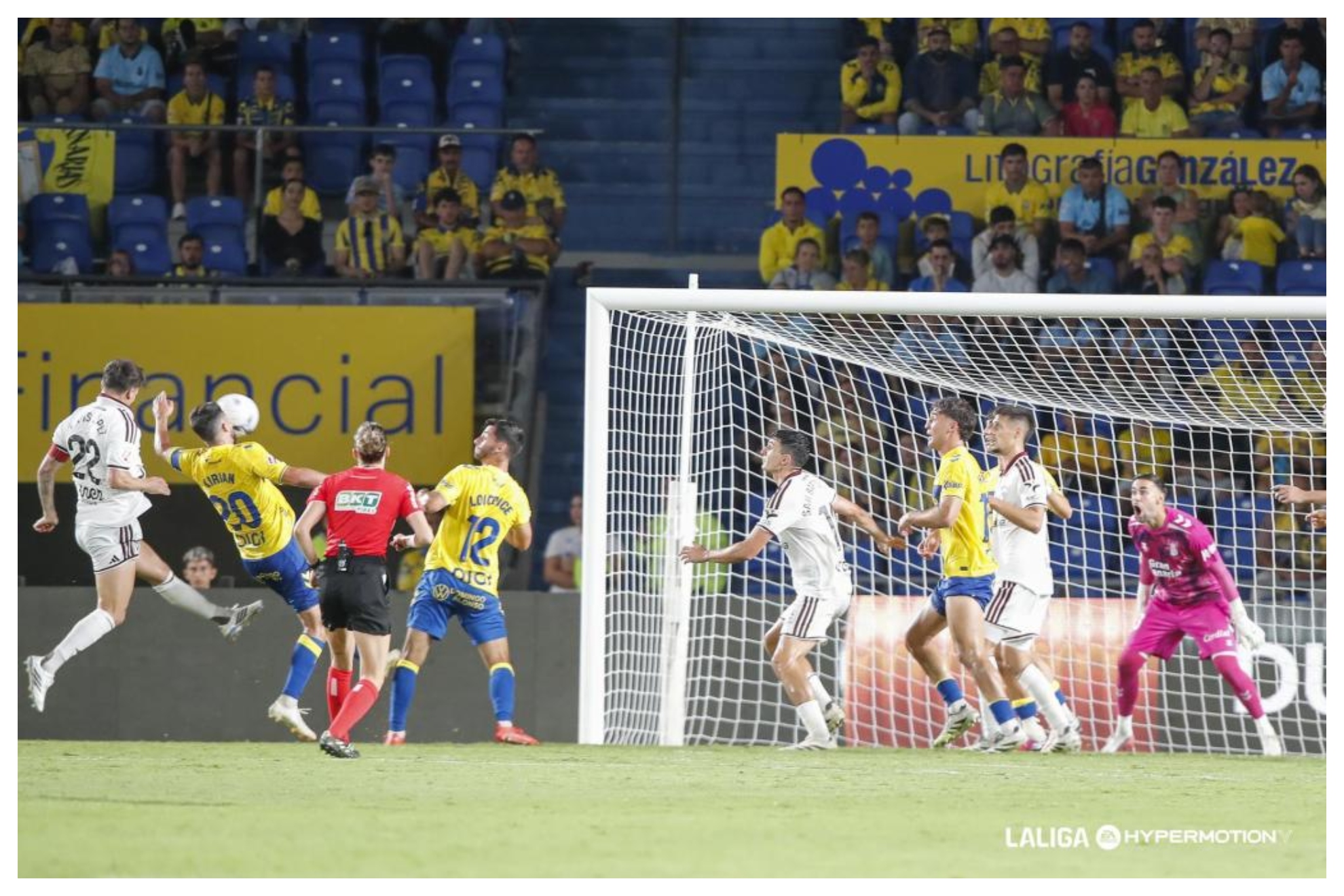 Kirian y Loiodice se aplican en defensa en el partido de la UD ante el Alba LALIGA