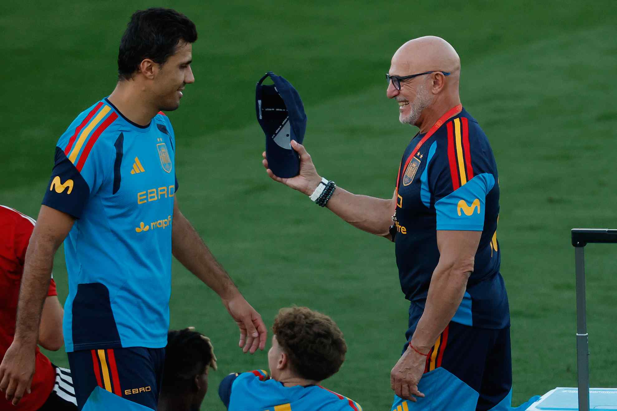 Rodri y Luis de la Fuente se saludan en un entrenamiento de la selección.