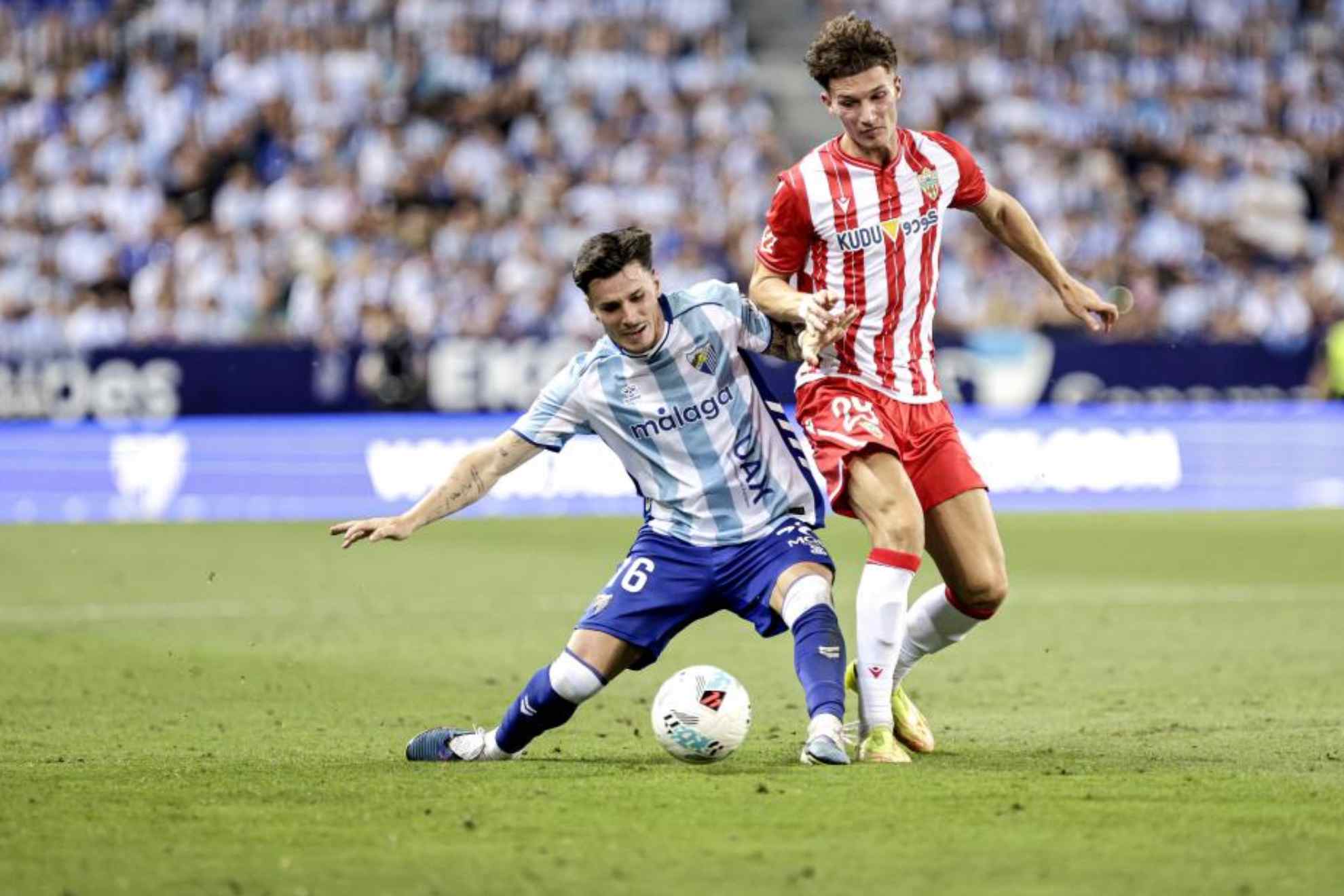 Murillo pugna por un balón en un partido del Málaga de la pasada temporada. MARILU BAEZ (MARCA)