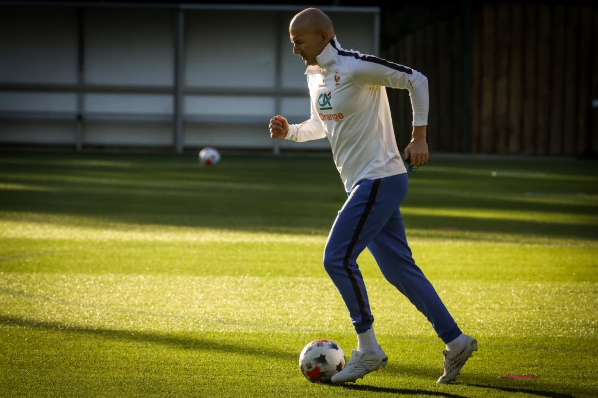 Zinédine Zidane juega con el balón en el entrenamiento de Francia en Clairefontaine. LAPRESSE
