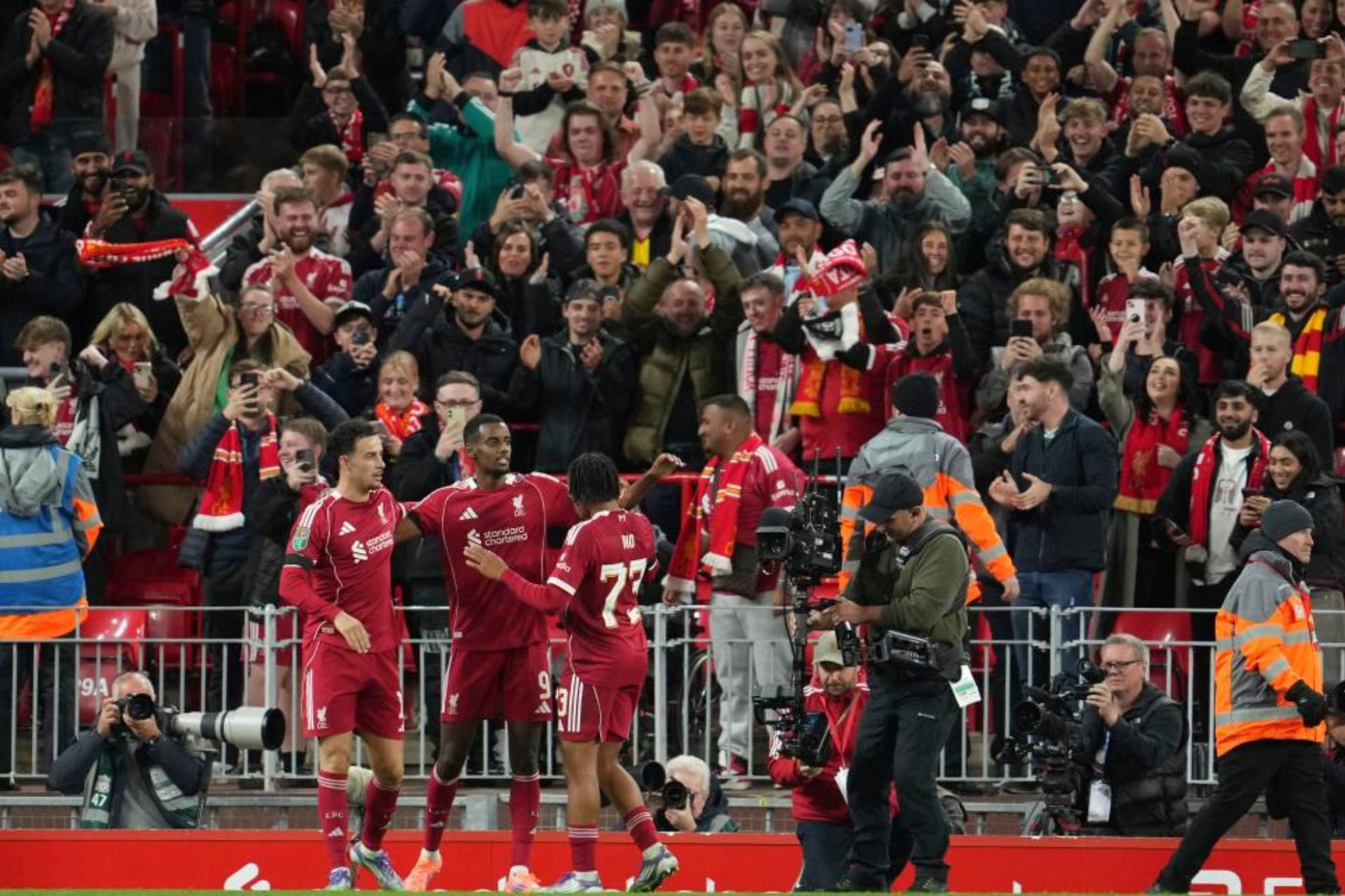 Los jugadores celebran un gol esta temporada en Anfield. AP