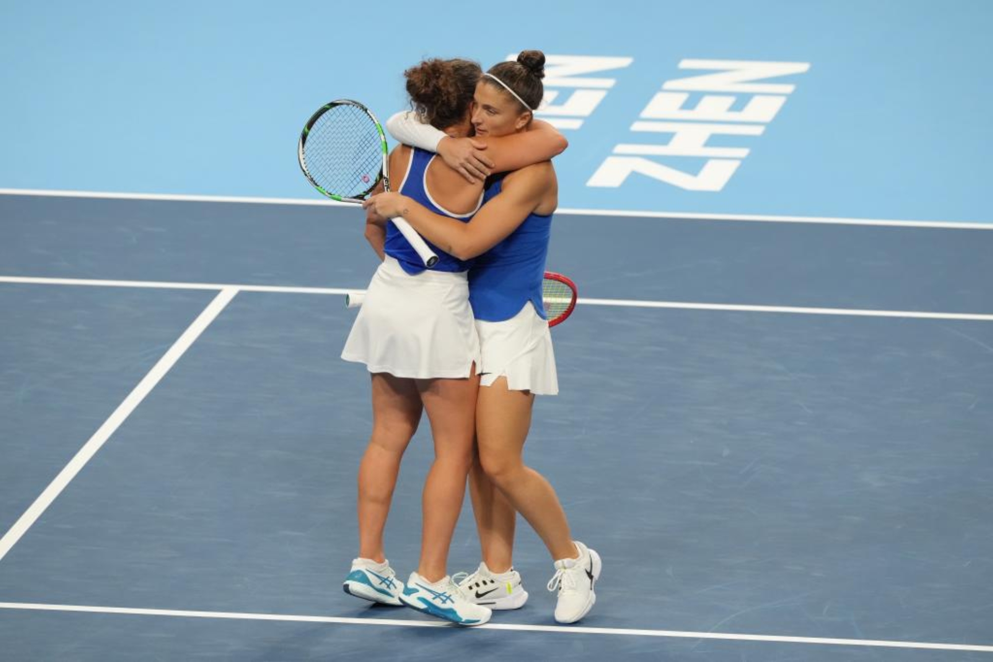 Errani y Paolini se felicitan tras su triunfo