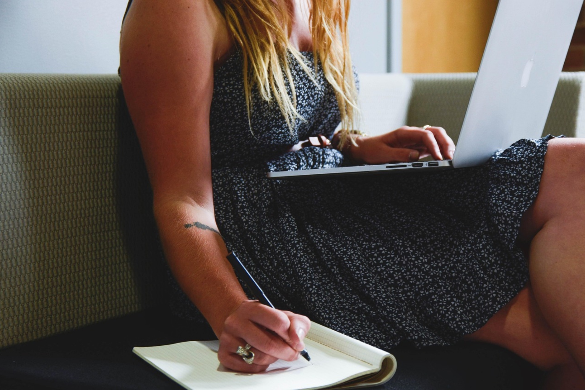 Imagen de recurso de una chica con un ordenador y escribiendo. Pixabay.