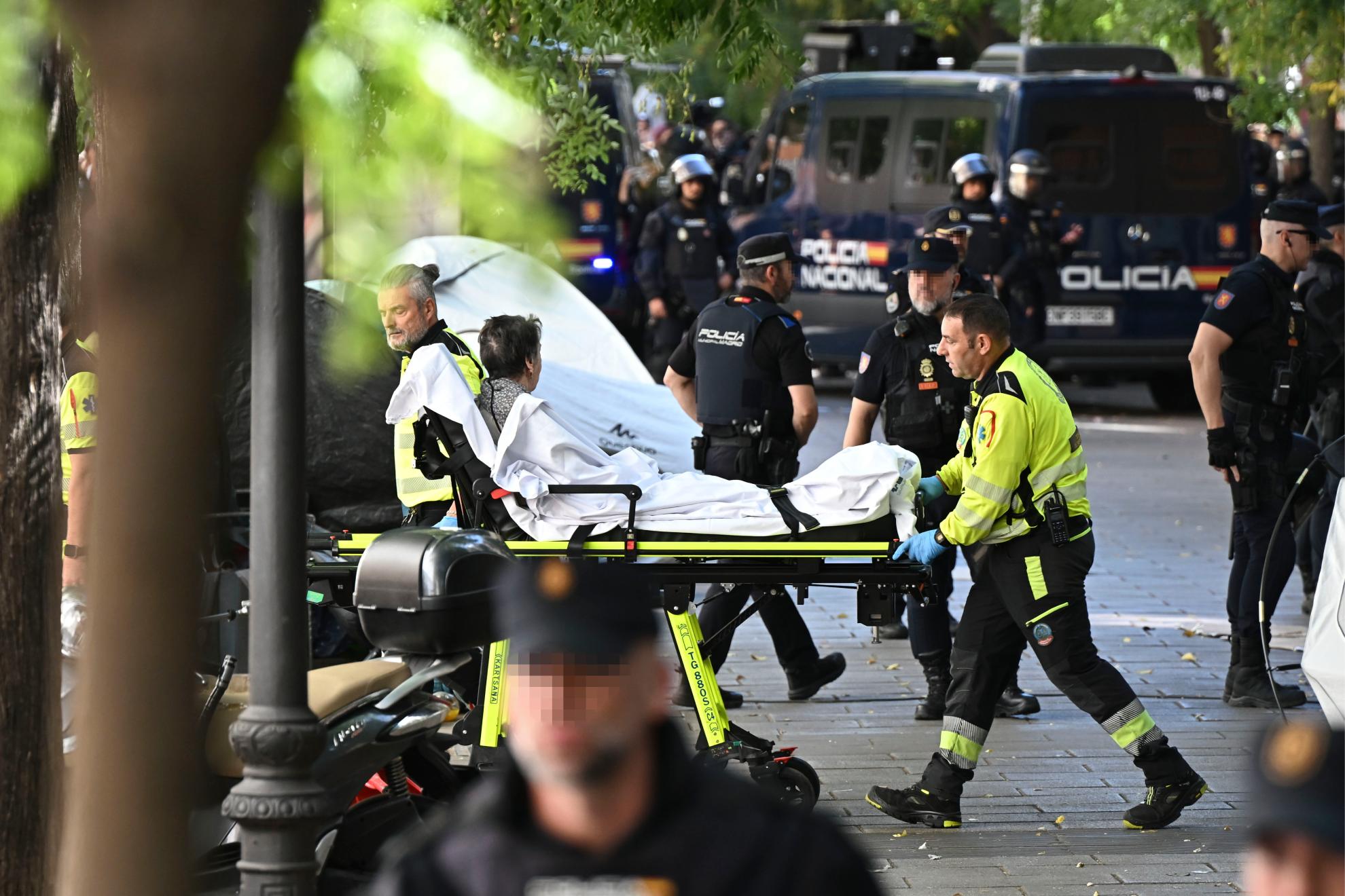 Maricarmen, tras ser desahuciada de su vivienda en la calle del Alcalde Sainz de Baranda. EFE
