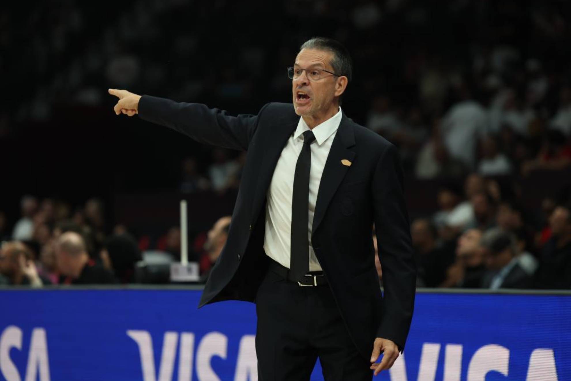 Pedro Martínez hace una indicación desde la banda. EFE