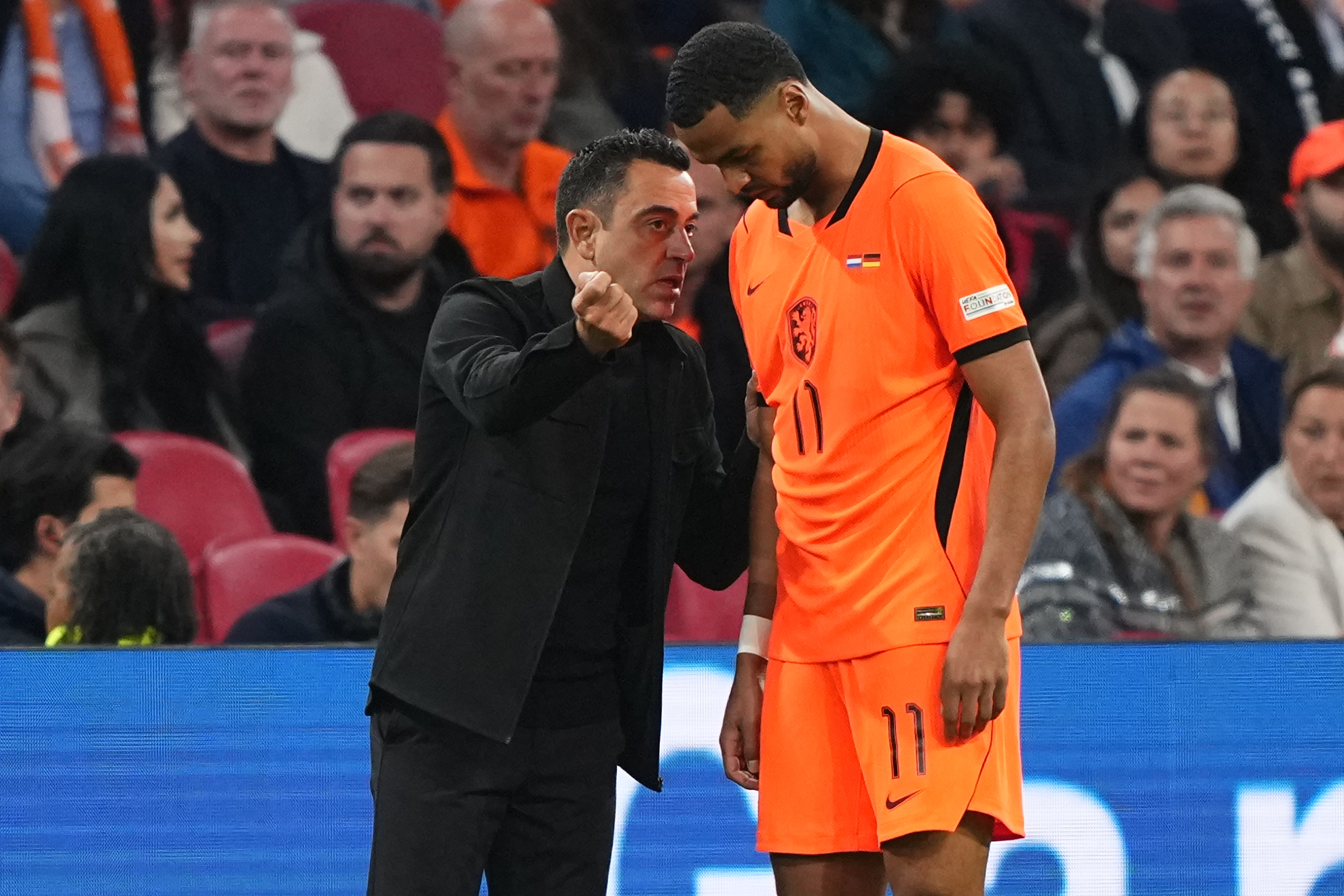 Xavi y Gakpo AP