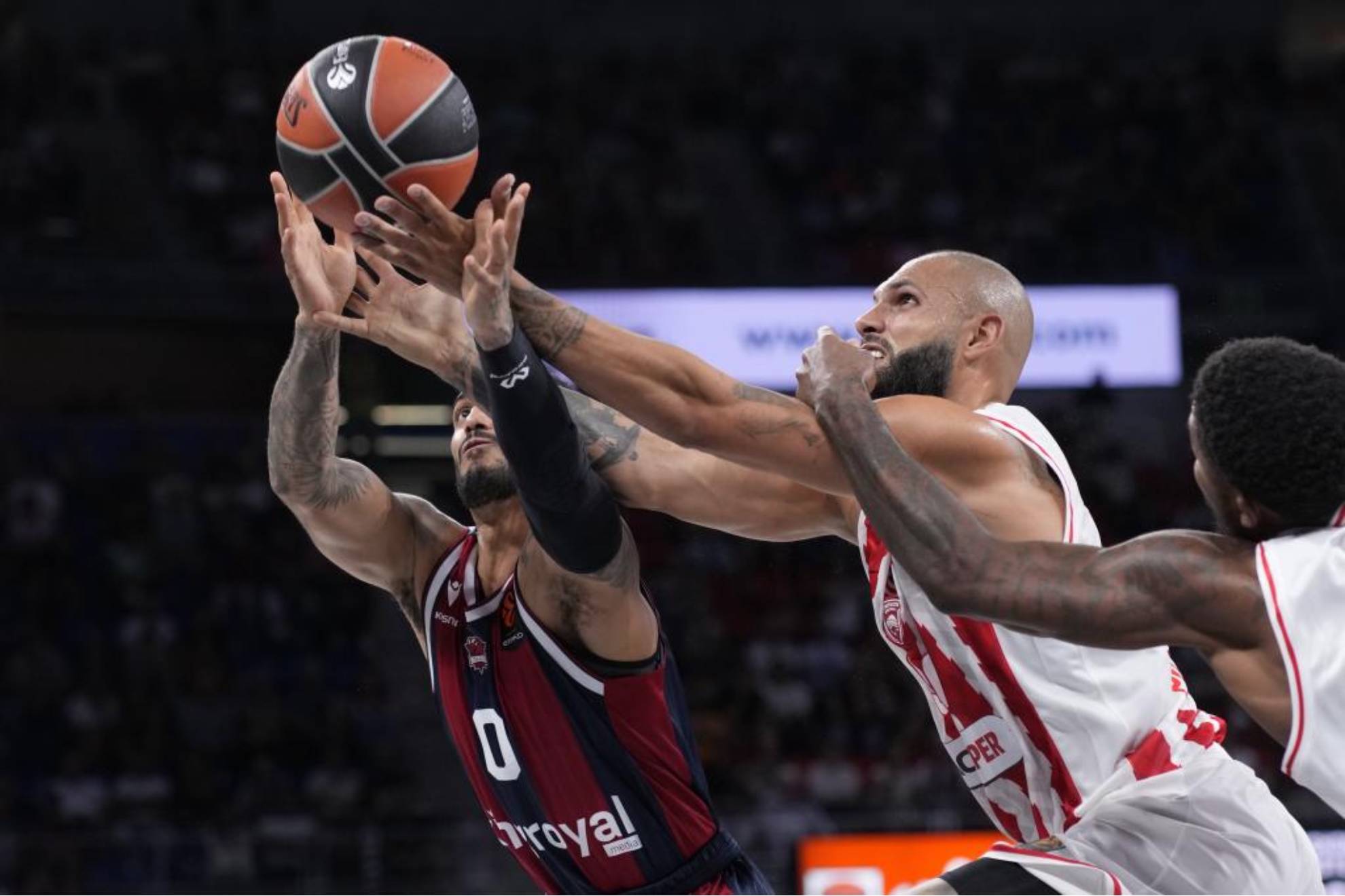 Markus Howard lucha por un rebote con Evan Fournier. EFE