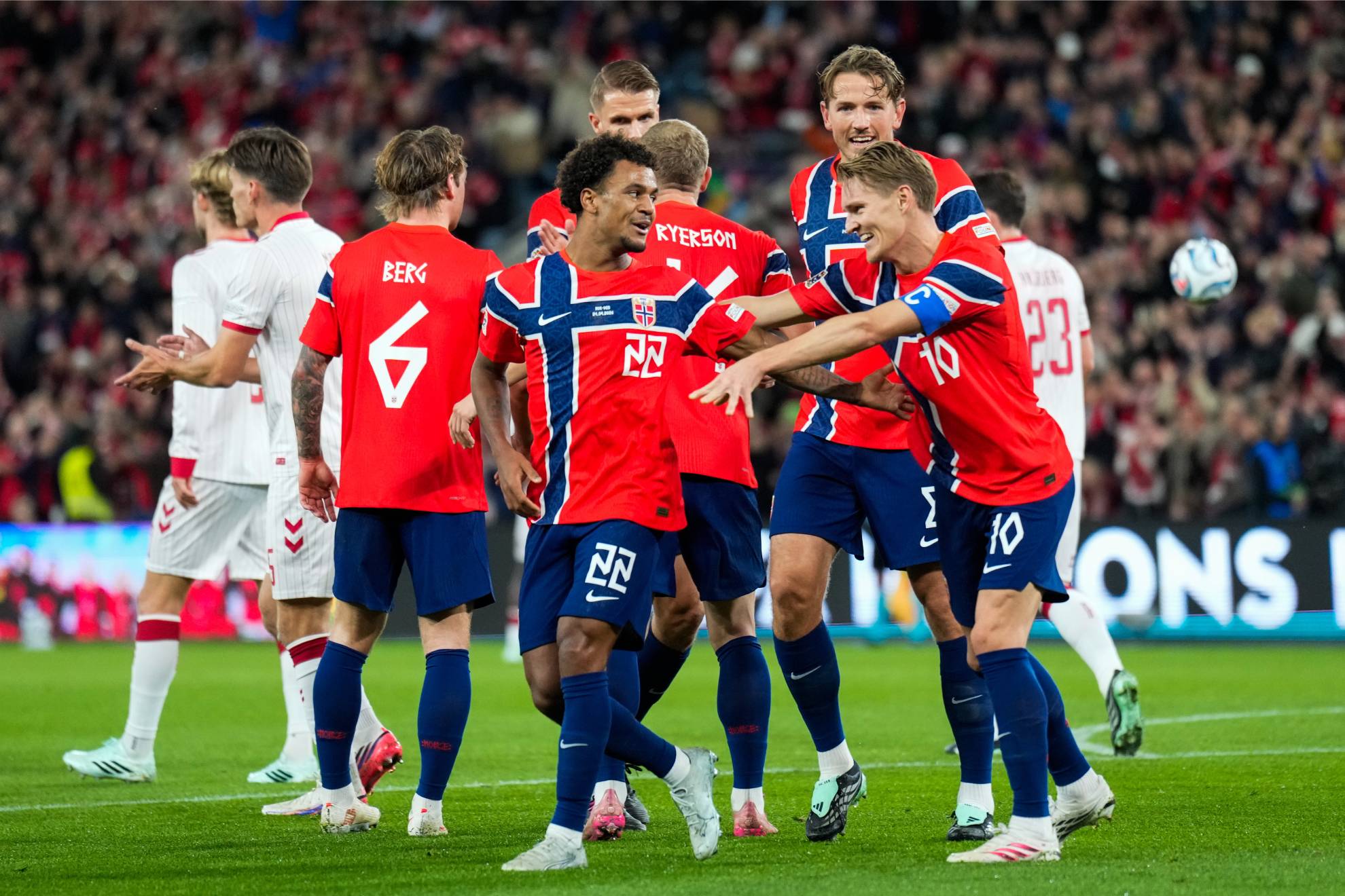 Los jugadores noruegos celebran un gol ante Dinamarca. Fredrik Varfjell/NTB via AP