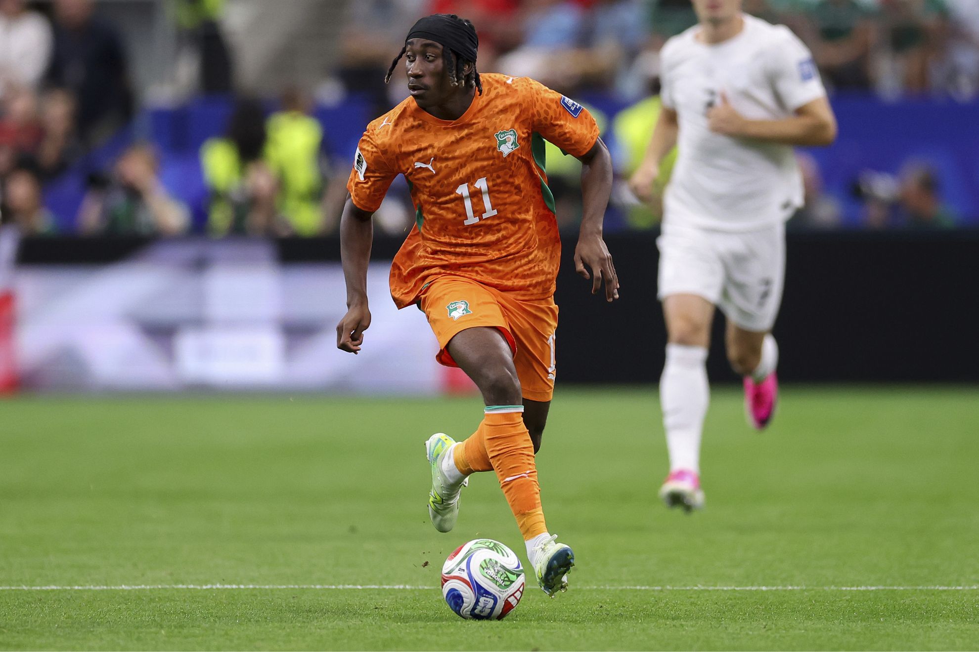 Yan Diomande conduce el balón MARCA