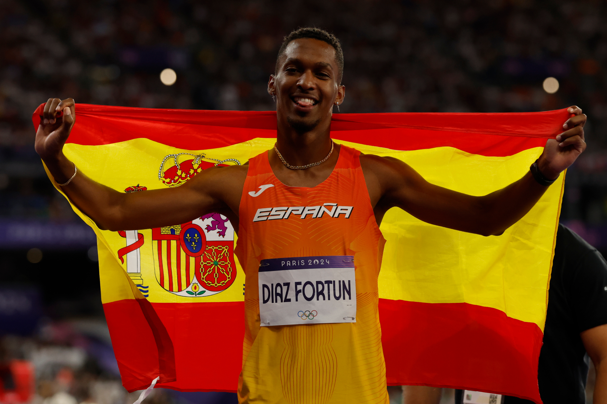 Jordan Díaz con la bandera de España tras ganar el oro olímpico en París 2024. EFE