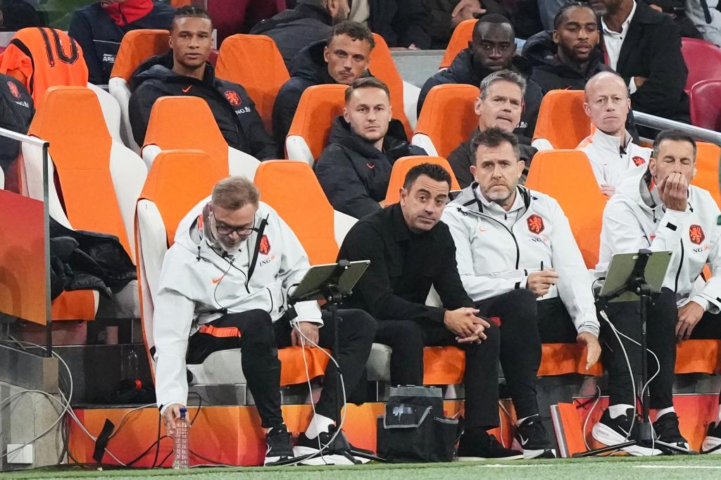 Xavi, sentado en el banquillo durante el partido. LAPRESSE
