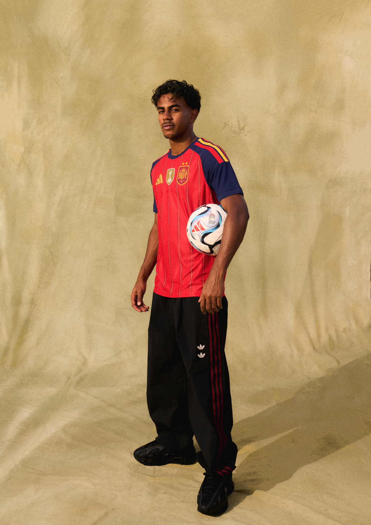 Lamine Yamal Así luce la nueva equipación de España con las dos estrellas ADIDAS. Actualizado: 25/09/2026 10:26 horas