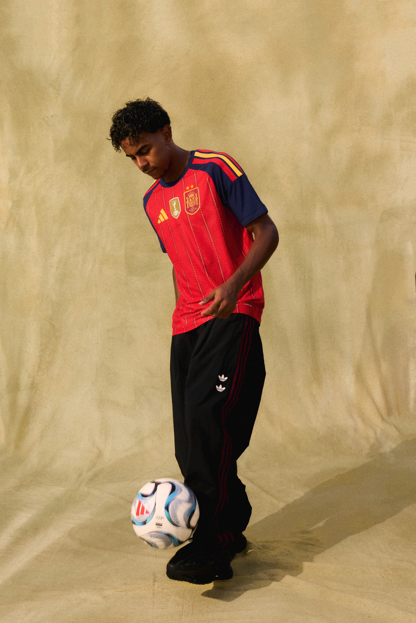 Así luce la nueva equipación de España con las dos estrellas