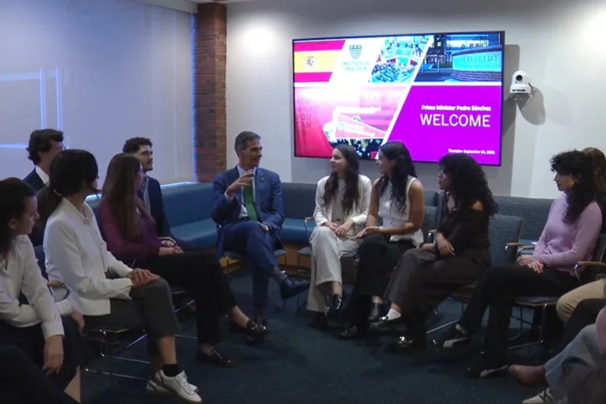 Pedro Sanchez con los estudiantes de la Universidad de Harvard EFE