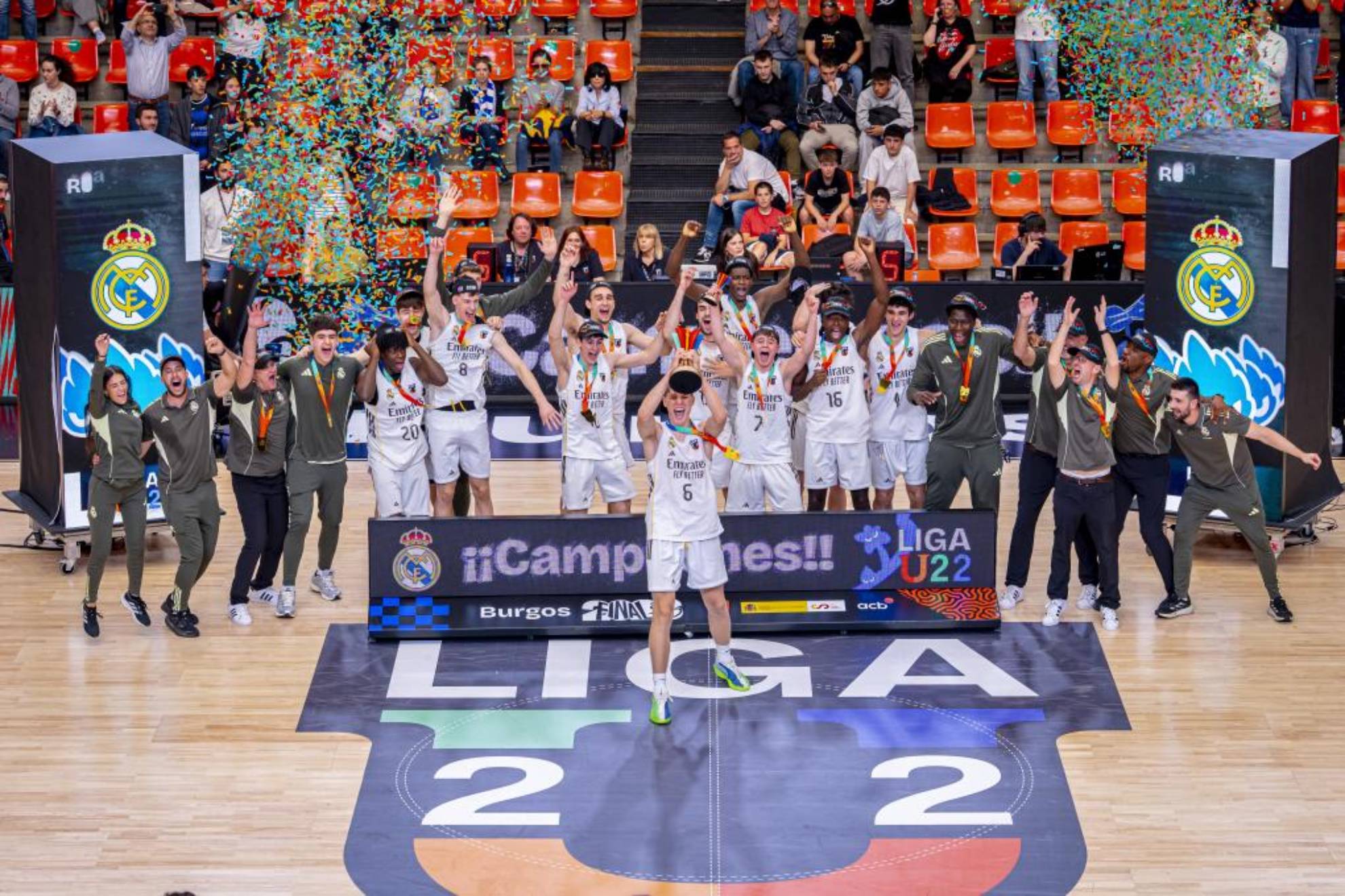 El Real Madrid, campeón de la primera edición de la Liga U, celebra el título ACB PHOTO