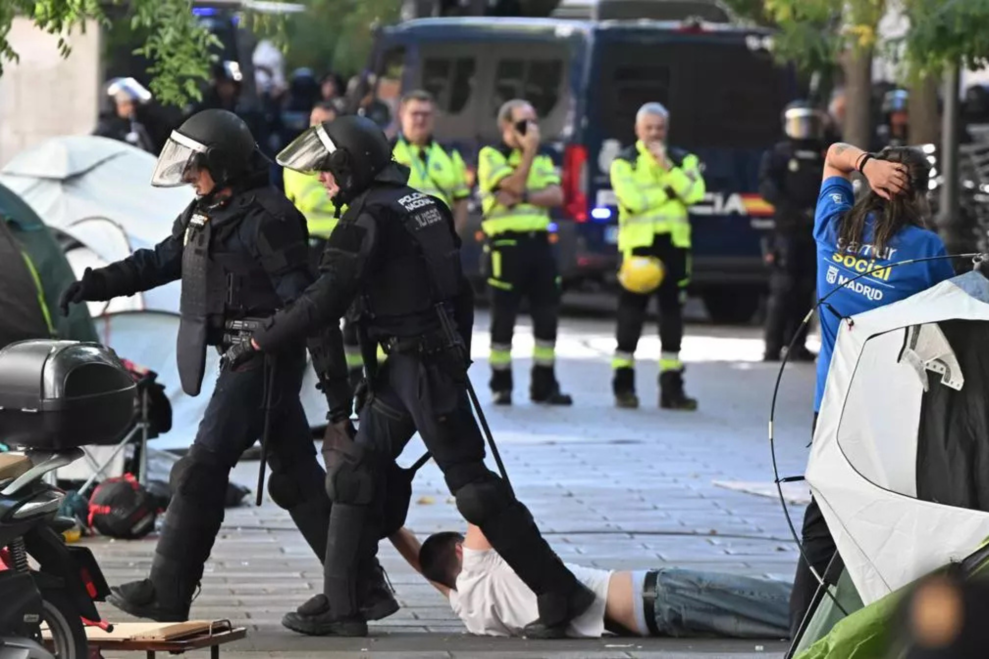 La Policia echando a los activistas presentes en el desahucio de Maricarmen EFE