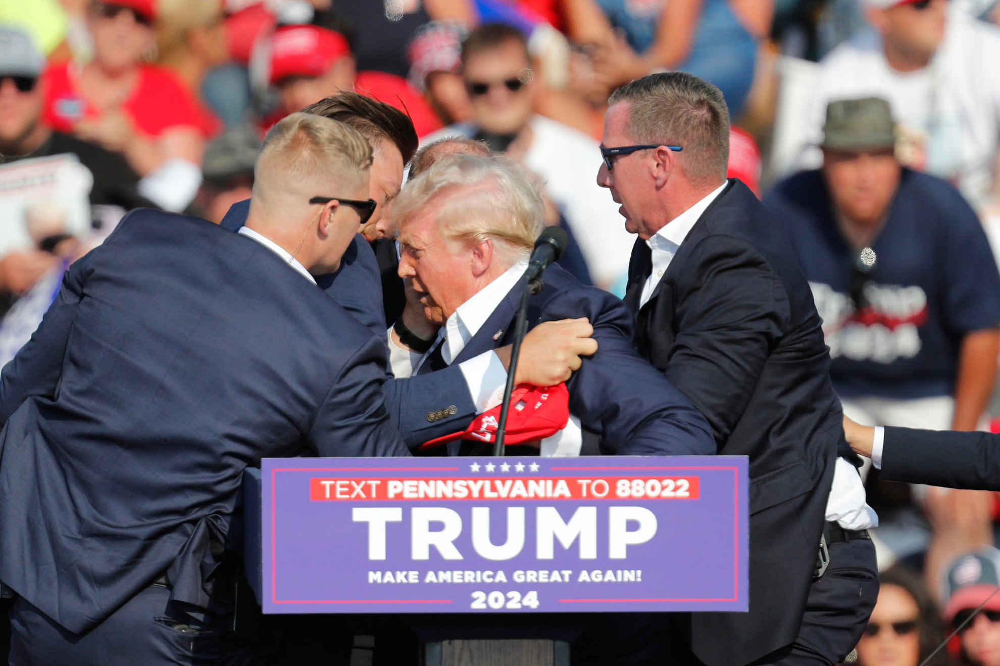 El presidente estadounidense Donald Trump fue evacuado del escenario por el servicio secreto en el momento del ataque EFE