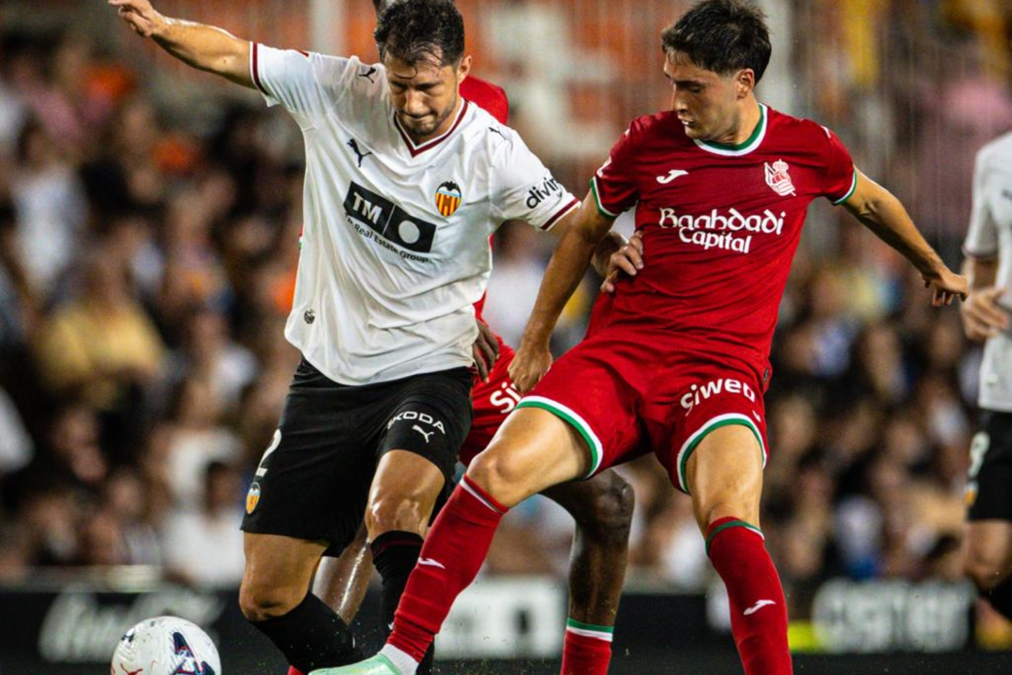 Jon Gorrotxategi, en una acción del partido del domingo pasado en Mestalla. REAL SOCIEDAD