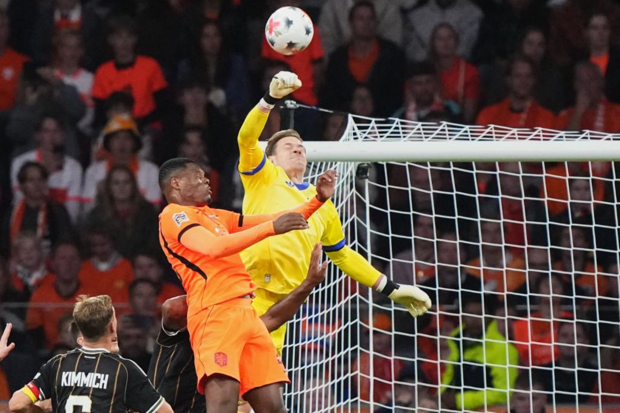 Ter Stegen despeja en presencia de Dumfries. LAPRESSE