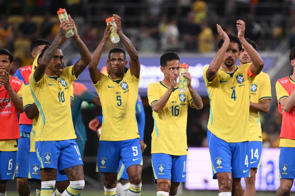 Raphinha, Danilo Santos, Mauro Junior y Marquinhos, tras el choque ante Australia en Townsville.