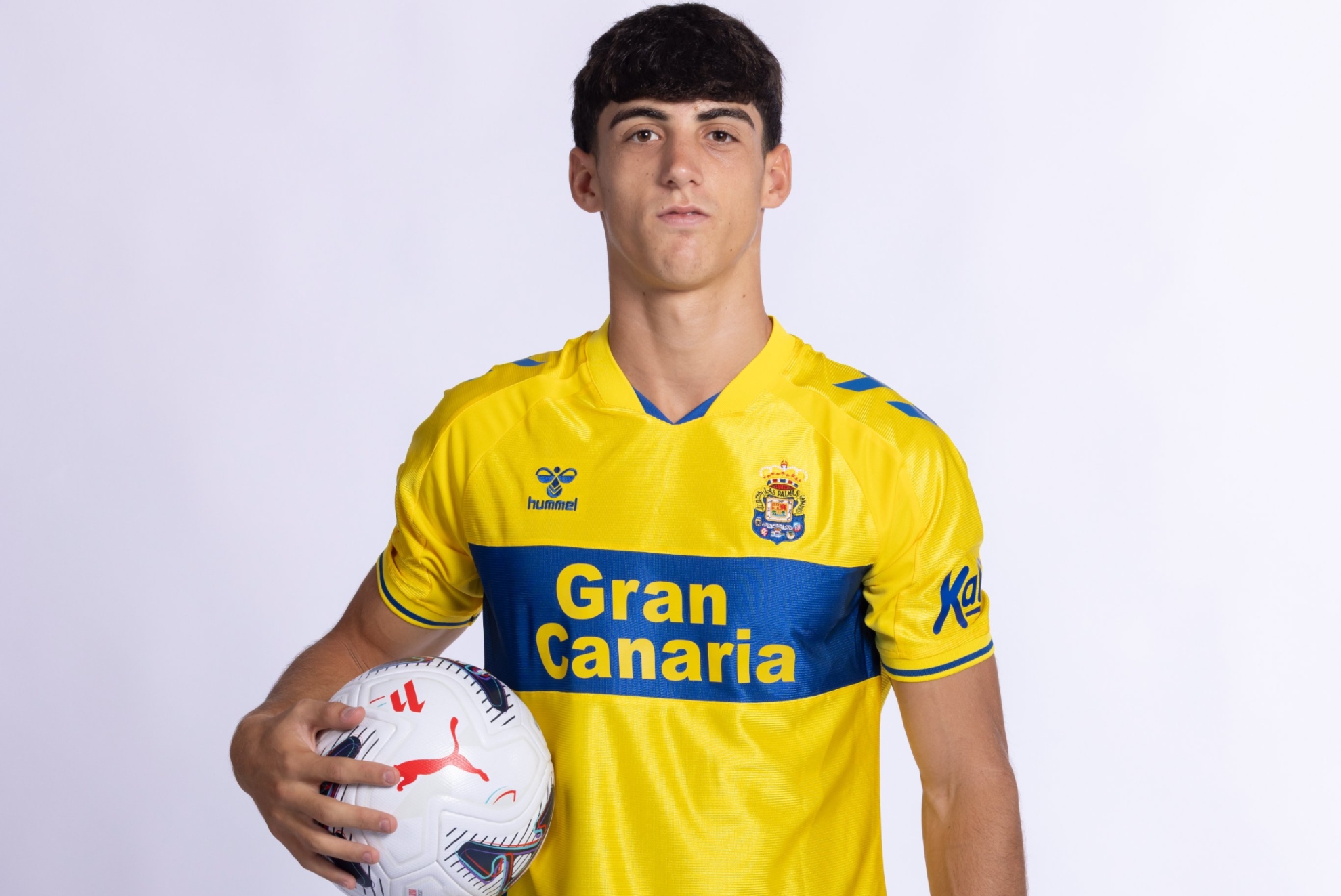 Valentín Pezzolesi posa con un balón. www.udlaspalmas.es