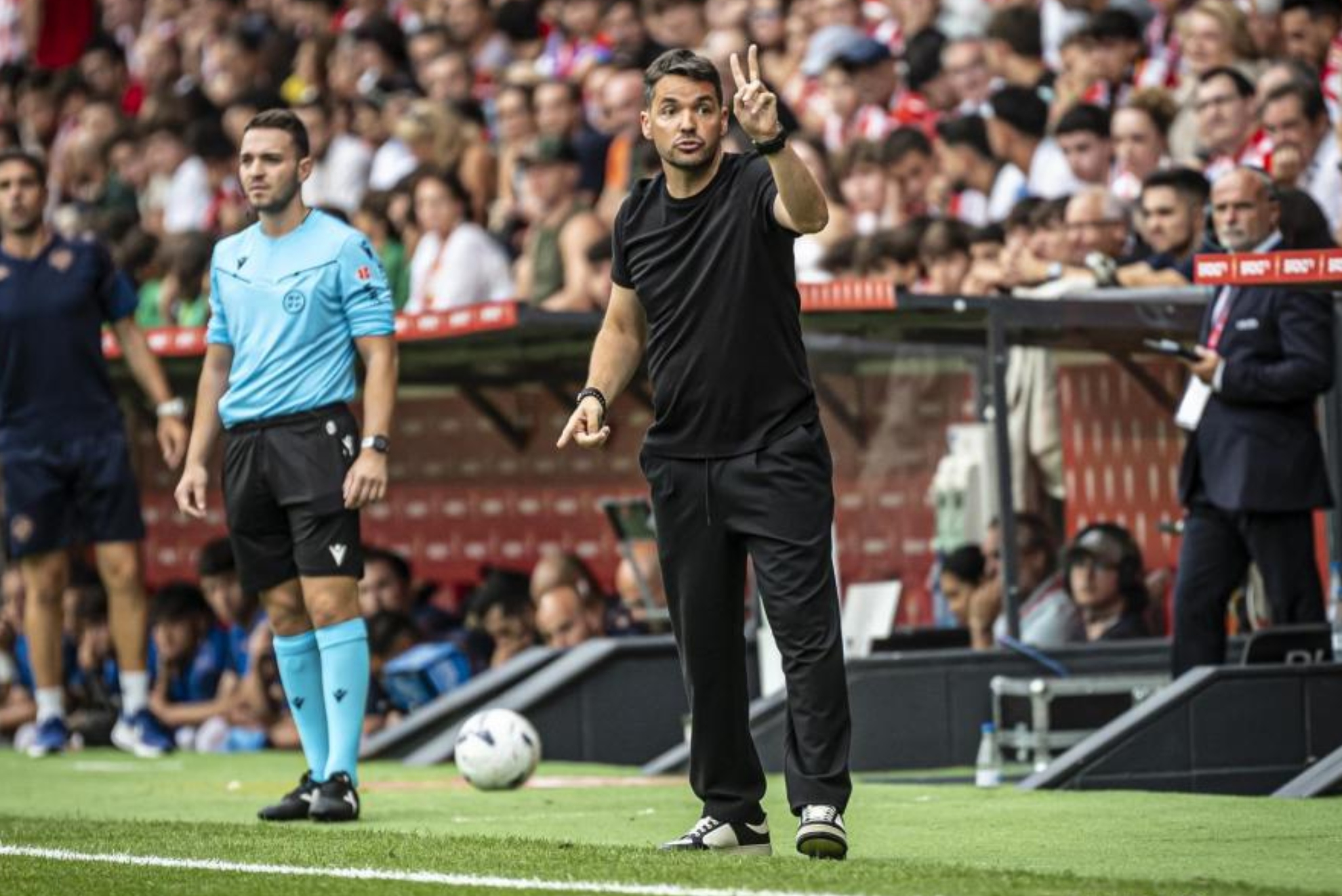 Larcamón da una indicación en un partido del Sporting. LALIGA