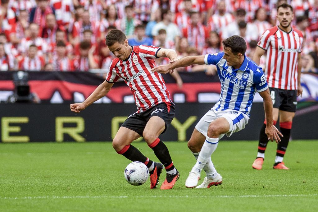 El centrocampista del Athletic Club Iñigo Ruiz de Galarreta (i) disputa un balón con el centrocampista del Alavés Ander Guevara (d). EFE